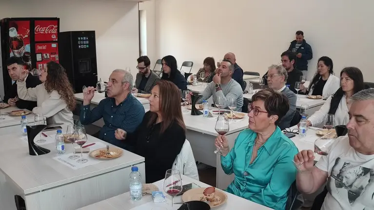 El empresario vitivin&iacute;cola y modisto verinense, Roberto Verino, estaba entre los presentes en la cata. | FOTO: Xos&eacute; Lois Colmenero.