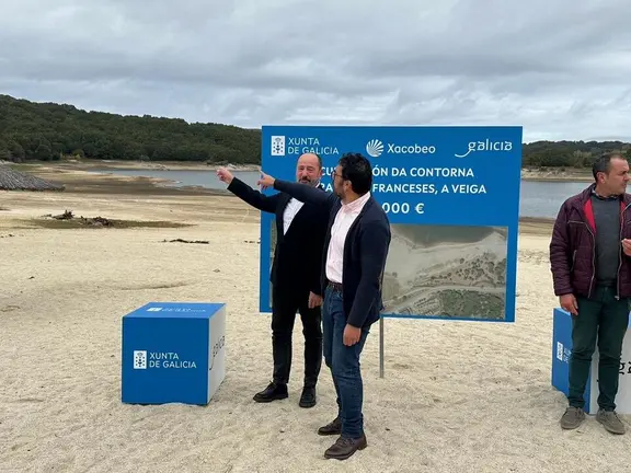 Xos&eacute; Merelles e Juan Anta durante a visita de obra na Praia dos Franceses en A Veiga.