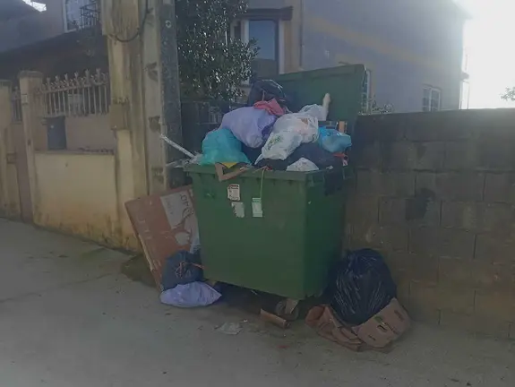20251107 Subida taxa recollida lixo Laza, contenedores cheos, basura