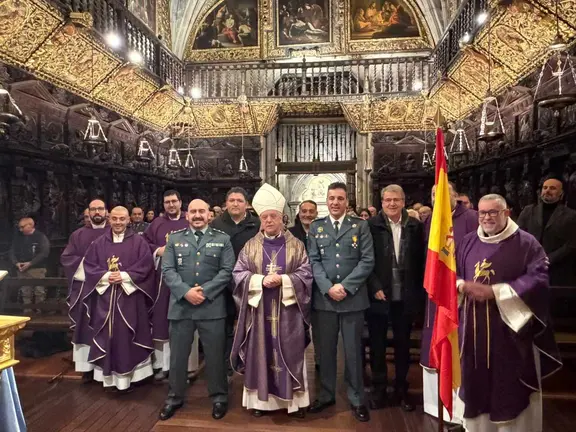 Las autoridades militares y civiles asistentes a la eucarist&iacute;a celebrada en la catedral de Ourense.
