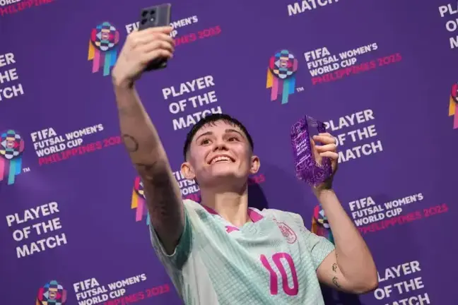La lazana Ant&iacute;a P&eacute;rez haci&eacute;ndose un selfie tras ser declarada mejor jugadora del choque contra Colombia. | FOTO: RFEF