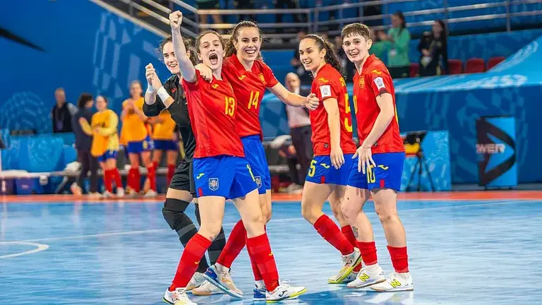 Ant&iacute;a P&eacute;rez, a la derecha, tras la conclusi&oacute;n del partido de cuartos. | FOTO: RFEF.