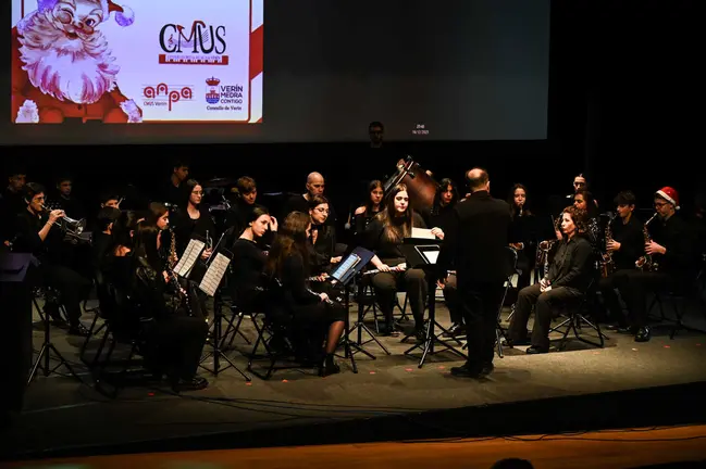 A Banda de M&uacute;sica de Ver&iacute;n no seu concerto de Nadal. | FOTO: Noelia Caseiro.