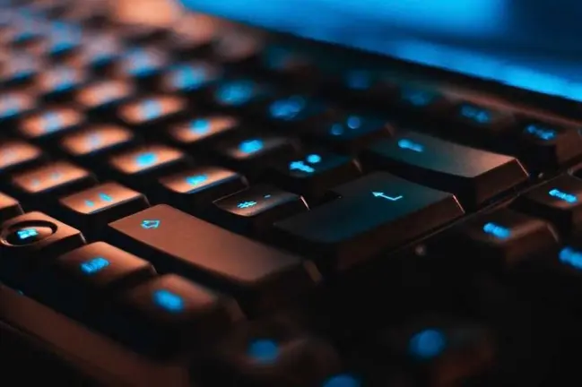 Detr&aacute;s de las plataformas digitales