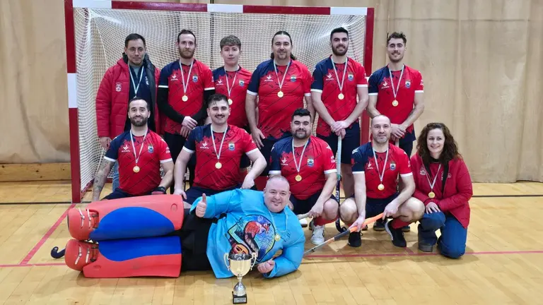 El equipo verinense al completo, tras proclamarse campeones gallegos de 2&ordf;. Divisi&oacute;n.