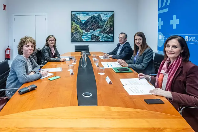 A conselleira do Medio Rural e a alcaldesa de O&iacute;mbra durante a reuni&oacute;n institucional.