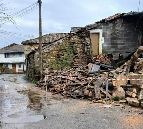 Imagen de uno de los muros que ha cedido sobre el margen de la carretera a causa de las fuertes lluvias.