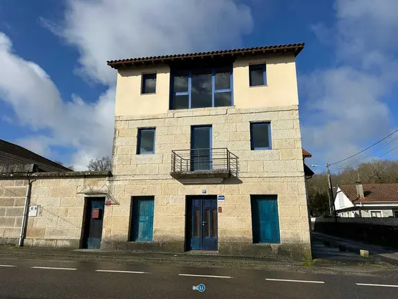 Fachada principal das novas instalaci&oacute;ns de Bon Saber Formaci&oacute;n situadas no municipio de Sandi&aacute;s.