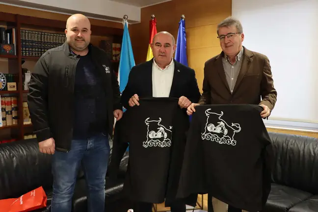 O alcalde de Laza, Jos&eacute; Ram&oacute;n Barreal, e o delegado territorial da Xunta, Manuel Pardo, soste&ntilde;en unhas camisolas do colectivo Motoros tras a s&uacute;a xuntanza institucional.