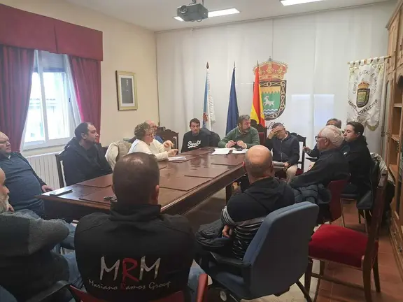 Representantes municipales, t&eacute;cnicos de la Diputaci&oacute;n y vecinos de Baldriz durante la reuni&oacute;n mantenida este martes en el Concello de Cualedro.