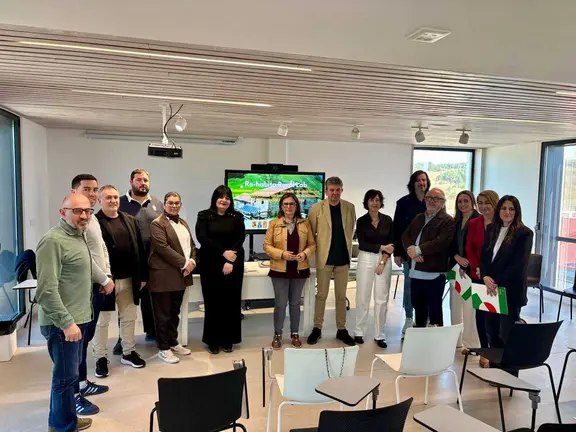 Alcaldes y alcaldesas de los nueve municipios participantes, entre ellos O&iacute;mbra, durante la presentaci&oacute;n del plan de acci&oacute;n.