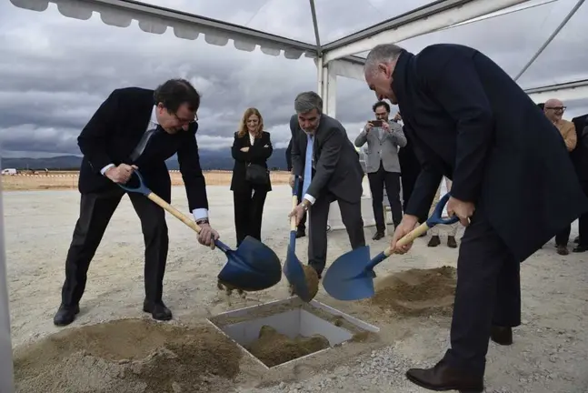 Autoridades locales y el Ministro de Econom&iacute;a durante la ceremonia de la primera piedra en Chaves.