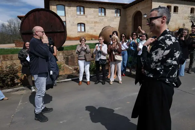 Uno de los protagonistas, (nombre), al recibir la sorpresa durante la jornada celebrada en Castrelo do Val.