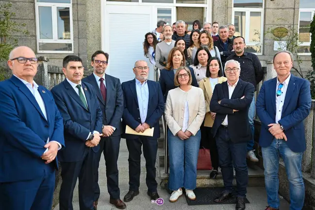 Una amplia delegaci&oacute;n del PSdeG-PSOE delante del Concello de A Gudi&ntilde;a. | Foto: Noelia Caseiro.
