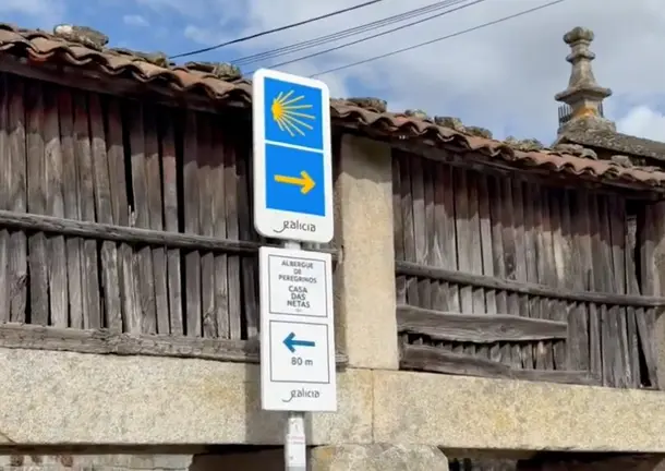 La vieira y la flecha amarilla gu&iacute;an a los peregrinos por el patrimonio hist&oacute;rico y natural del Camino de Santiago.