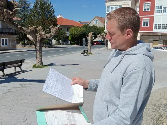Jos&eacute; Luis Fernandes Agapito muestra la documentaci&oacute;n que acredita el pago forzoso tras la suspensi&oacute;n por los incendios en Cualedro.