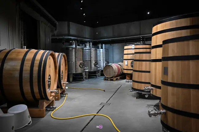 Interior, subterr&aacute;neo, de la nueva bodega certificada en la D.O. Monterrei. | FOTO: Noelia Caseiro.