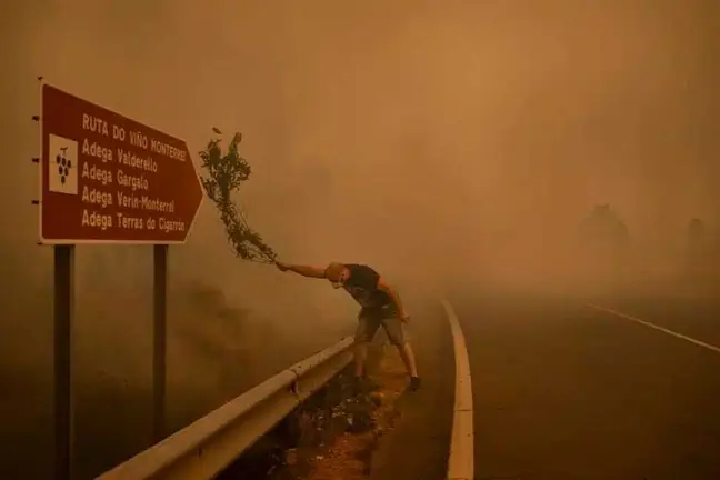 Una de las impactantes fotograf&iacute;as del premiado Brais Lorenzo, donde se observa la densa humareda y la virulencia del viento.