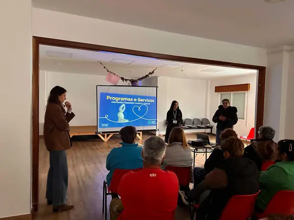 El encuentro informativo en Vilardev&oacute;s reuni&oacute; a 21 asistentes interesados en conocer los servicios gratuitos de la AECC.