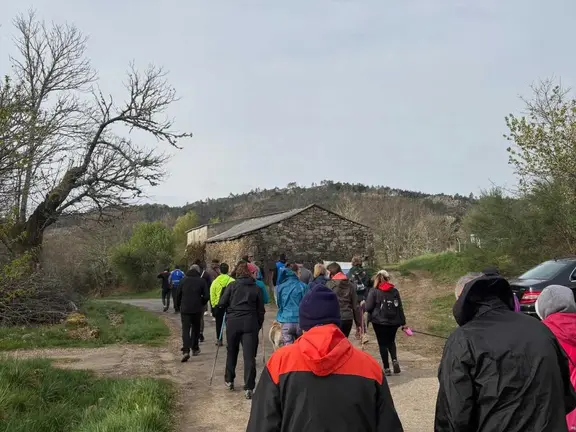 Participantes de la primera andaina recorriendo los senderos naturales del municipio de A Mezquita.