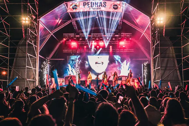 Imagen de la multitudinaria asistencia registrada en la pasada edici&oacute;n del festival, que este a&ntilde;o cumple su primera d&eacute;cada de historia. | Foto: Pedras Sound Fest.