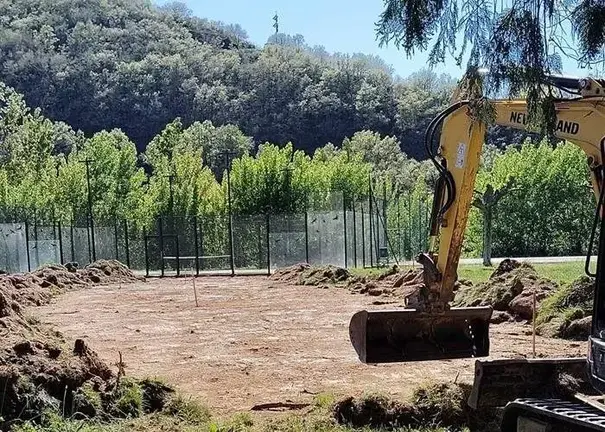 Las obras en la piscina municipal de Viana se centran actualmente en la renovaci&oacute;n del c&eacute;sped y la poda de la vegetaci&oacute;n. | Foto: Somos Comarca.