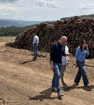 Mar&iacute;a Jos&eacute; G&oacute;mez, con el jefe territorial de Medio Rural en Ourense, Jos&eacute; Antonio Armada.