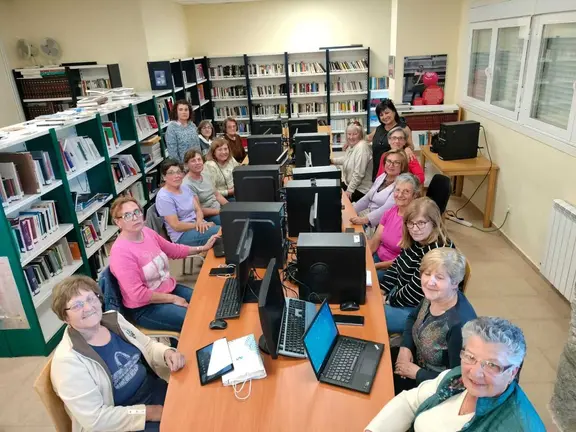 O obxectivo de acadar un rural dixitalizado v&eacute;n de lonxe no Ri&oacute;s, con iniciativas como este curso de inform&aacute;tica de 2024.