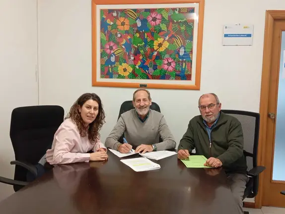 La alcaldesa de Vilari&ntilde;o, Melisa Mac&iacute;a, el regidor de Viana, Germ&aacute;n Garc&iacute;a-&Aacute;vila, y el alcalde de A Gudi&ntilde;a, N&eacute;stor Ogando, durante la firma del acuerdo.