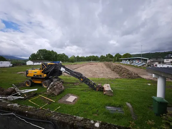 Las excavadoras trabajan en la retirada del terreno de juego natural en el estadio municipal As Carrelas.