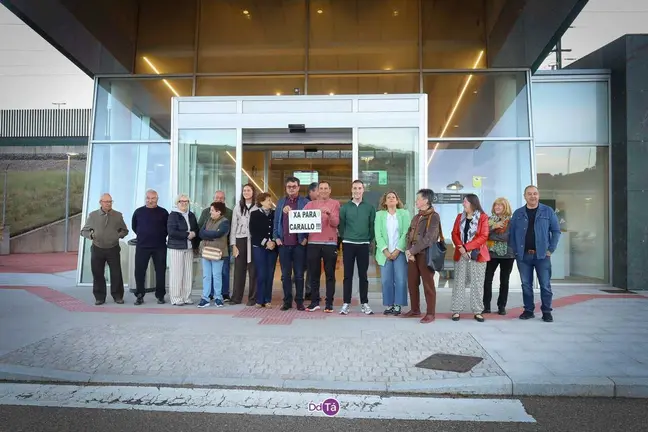 Un grupo de residentes muestra su satisfacci&oacute;n ante el acceso de la Porta de Galicia tras lograr, mediante movilizaciones ciudadanas, restablecer la conexi&oacute;n ferroviaria directa con Madrid.