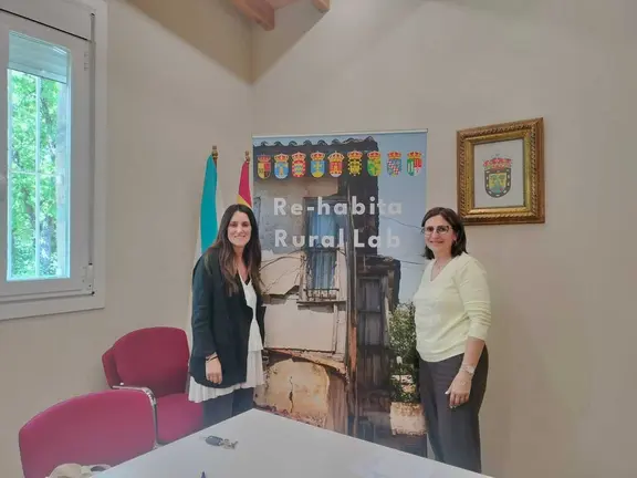 Noelia Couce, t&eacute;cnica asesora del proyecto, con la alcaldesa de O&iacute;mbra, Ana Mar&iacute;a Villarino.