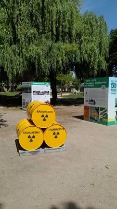 R&eacute;plicas de bid&oacute;ns radioactivos e paneis hist&oacute;ricos forman parte da montaxe de ADEGA no Parque da Alameda de Ver&iacute;n.