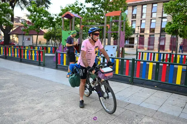 Juanjo, con 73 a&ntilde;os, recorre 5.000 km por la pen&iacute;nsula para honrar a su mujer. | FOTO: Noelia Caseiro.