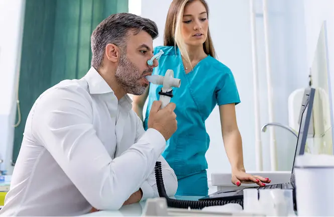 Imagen de recurso de una espirometr&iacute;a: prueba de funci&oacute;n pulmonar gratuita ofrecida por SEPAR en Ver&iacute;n durante el 'No es normal Tour'.