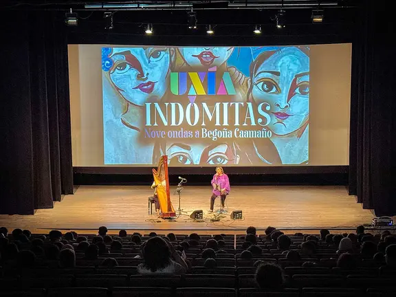 Ux&iacute;a Senlle durante o espect&aacute;culo IND&Oacute;MITAS: Canci&oacute;ns Bego&ntilde;&iacute;simas no Auditorio Municipal de Ver&iacute;n, acompa&ntilde;ada pola arpista Bleuenn Le Friec.