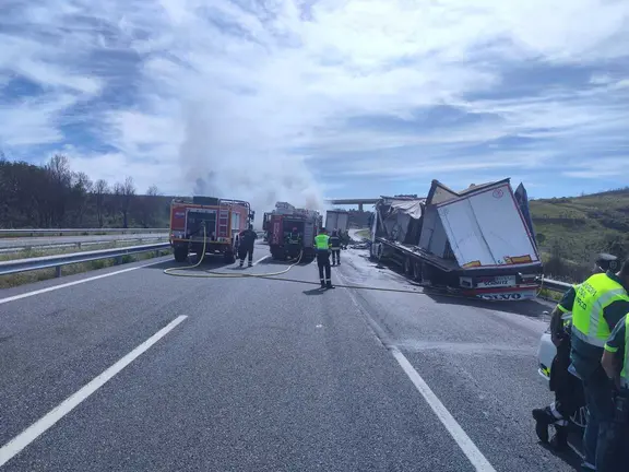 Intervenci&oacute;n de los equipos de emergencia en el lugar del accidente registrado en la A-52, a la altura de A Gudi&ntilde;a, este martes por la ma&ntilde;ana.