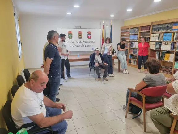 O acto de presentaci&oacute;n do Obradoiro de Emprego "Rodeira da Cota II" reuniu a representantes municipais e t&eacute;cnicos dos concellos participantes.