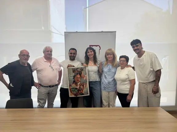 Representantes del Consello Regulador de la D.O. Monterrei y del Concello de Ver&iacute;n, junto a la autora del cartel de la XIX Feira do Vi&ntilde;o durante su presentaci&oacute;n.