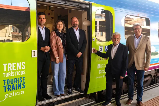 Representantes do Inorde, Renfe e Turismo de Galicia durante o acto de presentaci&oacute;n da XIII edici&oacute;n dos Trens Tur&iacute;sticos de Galicia na estaci&oacute;n de tren de Ourense.