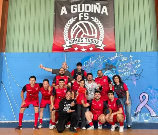 Los jugadores del A Gudi&ntilde;a FS posan tras uno de sus &uacute;ltimos partidos.