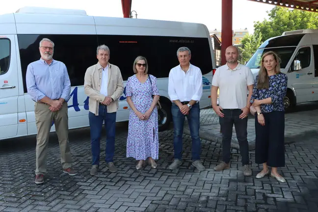 Representantes institucionais e da empresa Atvisa, na presentaci&oacute;n dos novos horarios de autob&uacute;s.