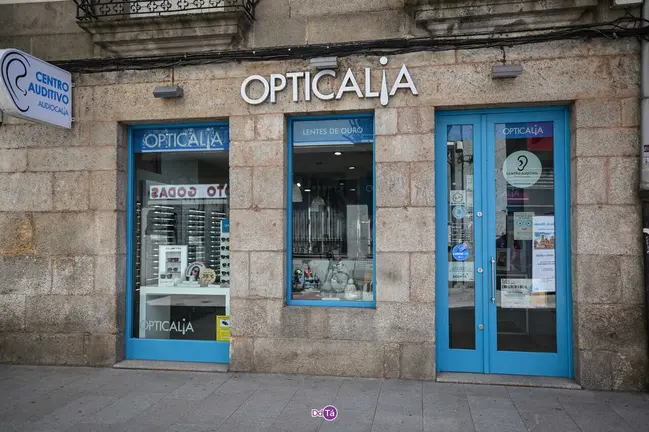 Fachada de Opticalia Lentes de Ouro en la calle Lisa de Ver&iacute;n. | Fotos: Noelia Caseiro.