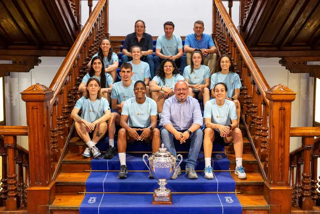 C&eacute;sar Fern&aacute;ndez Gil (Vicepresidente da Deputaci&oacute;n Ourense) rec&iacute;be &oacute; Estrela Futsal Cortegada polo seu ascenso a primeira divisi&oacute;n do futbol-sala feminino, representado polo seu presidente, Pepe Bali&ntilde;as, o seu director deportivo, Jose &Aacute;ngel Vali&ntilde;as "Tafa", polo tenente alcalde de Cortegada, Victor Gonz&aacute;lez V&aacute;zquez e polo asesor de deports da Deputaci&oacute;n Ourense, Diego Enrique &Aacute;lvarez Fern&aacute;ndez.