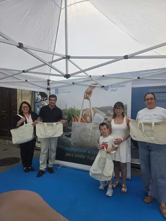 O director xeral de Comercio, Gabriel Al&eacute;n, no posto da campa&ntilde;a Comercio Compensa.