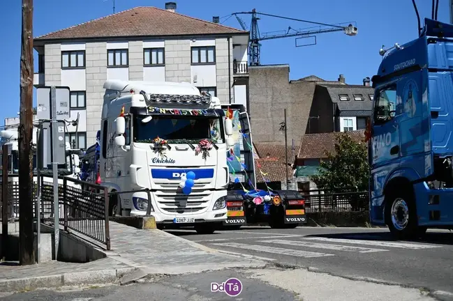 Los camiones engalanados volver&aacute;n a desfilar haciendo sonar sus bocinas por el casco urbano de Ver&iacute;n. | FOTO: Noelia Caseiro.