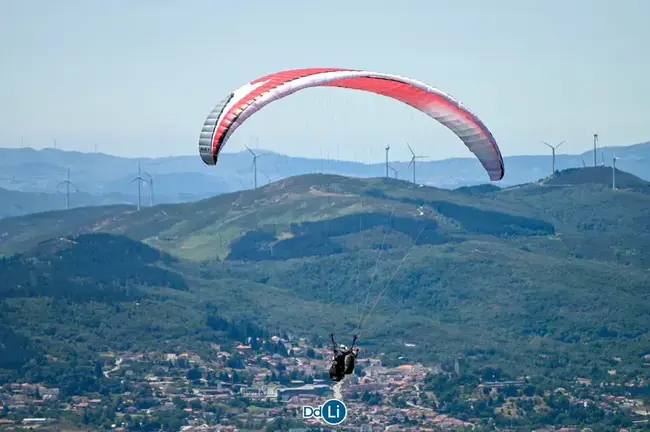 Imagen de un parapentista sobrevolando la Serra do Larouco. | Foto: Noelia Caseiro.