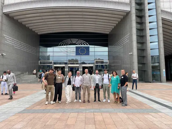 A delegaci&oacute;n galega, integrada por representantes do BNG e profesionais da informaci&oacute;n, posa diante da sede do Parlamento Europeo en Bruxelas.