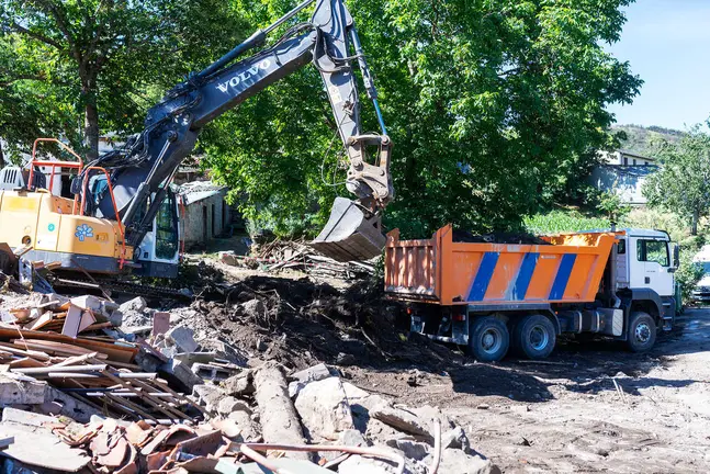 A Deputaci&oacute;n de Ourense mobiliza retroescavadoras e cami&oacute;ns para limpar m&aacute;is de 4.000 toneladas de material.