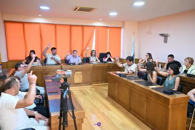 El sal&oacute;n de plenos del Concello de Ver&iacute;n acogi&oacute; la sesi&oacute;n en la que se aprob&oacute; la modificaci&oacute;n de cr&eacute;dito. | FOTO: Noelia Caseiro.